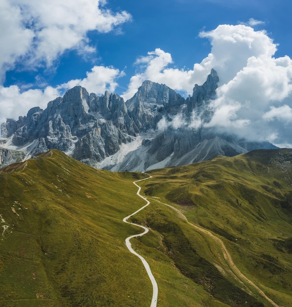 Caminho de caminhada de Passo Rolle a Baita Segantini com as montanhas Pale di San Martino ao fundo