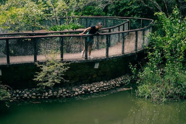 Foto caminho de caminhada no zoológico com crocodilos