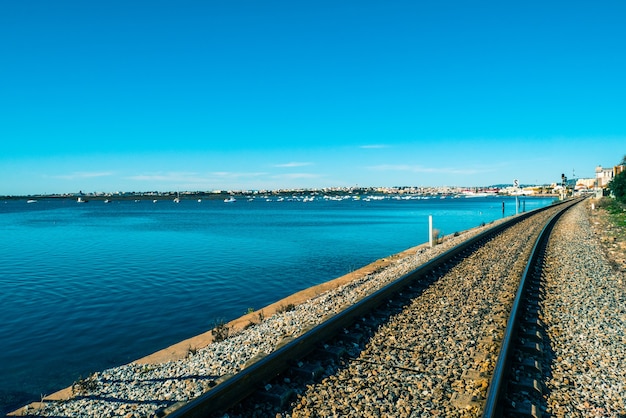 Caminho de ferro de Faro junto ao mar.