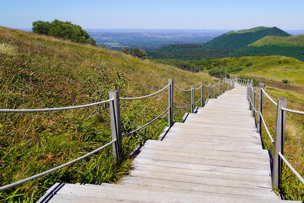 Caminho de madeira das escadas do vulcão Puy de DÃƒÂƒÃ‚ÂƒÃƒÂ‚Ã‚ÂƒÃƒÂƒÃ‚Â‚ÃƒÂ‚Ã‚Â´me montanha do vulcão no centro montanhoso da França