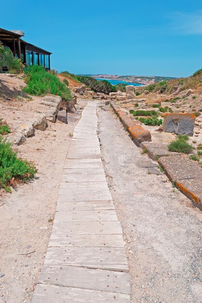 Caminho de madeira no sítio arqueológico de Tharros