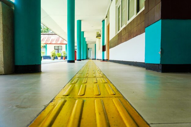 Foto caminho de orientação no chão para deficientes visuais capturado da perspectiva de baixo