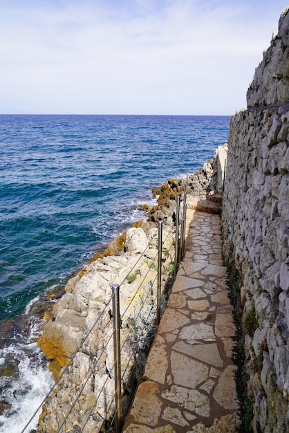 Caminho de paralelepípedos costa praia mar Mediterrâneo no sul de Antibes JuanlesPins França