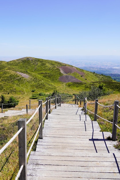 Caminho de passarela de escadas para acessar no vulcão puy-de-dome das montanhas francesas