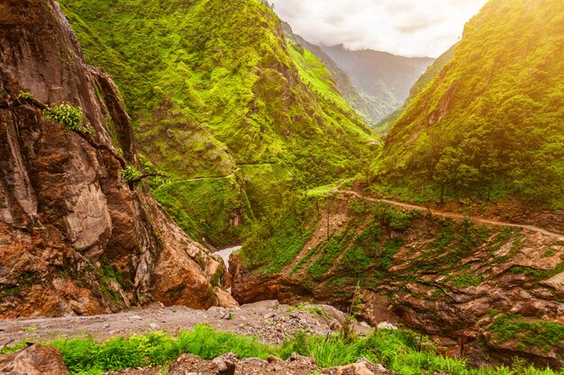 Caminho de pedra e montanhas no nepal