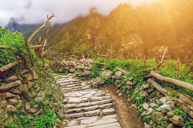 Caminho de pedra nas montanhas