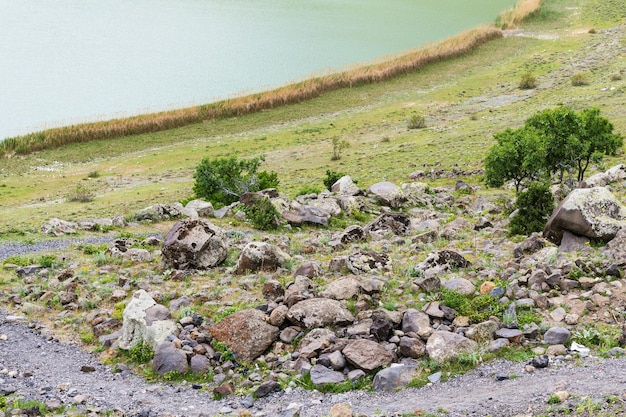 Caminho de pedra-pomes na praia do Lago Nar na Capadócia