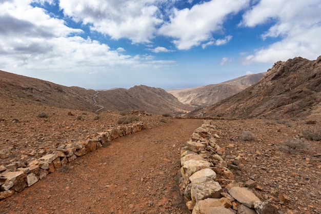 caminho delimitado por pedras em Fuerteventura