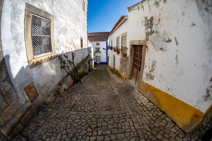 Foto caminho entre edifícios contra o céu