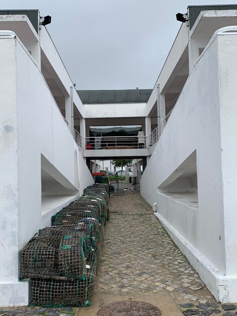 Foto caminho entre edifícios contra o céu