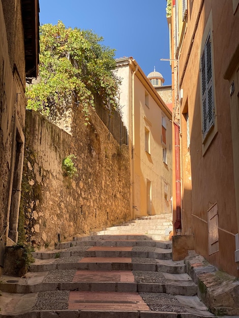 Caminho entre edifícios na cidade