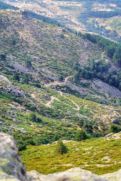 Caminho entre montanhas que desce ao vale da alta montanha da Comunidade de Madrid Guadarrama