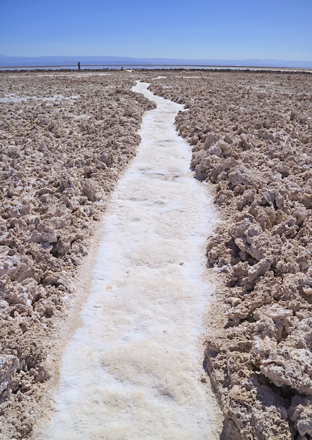 Foto caminho entre salar de atacama, planície de sal chilena no norte do chile