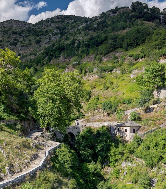 Caminho estreito pavimentado nas montanhas