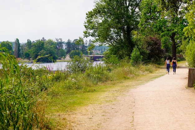 Caminho na cidade de Vichy no lado do rio Allier no centro da França