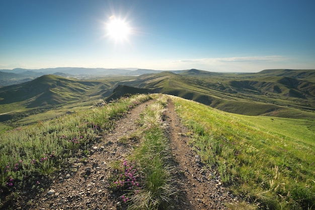 Caminho na montanha ao sol