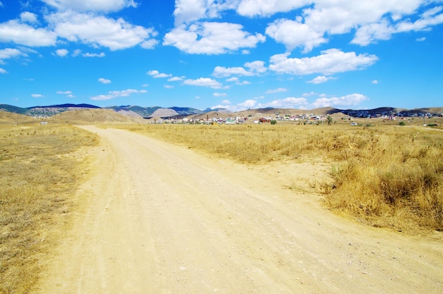 Caminho na montanha em bom dia