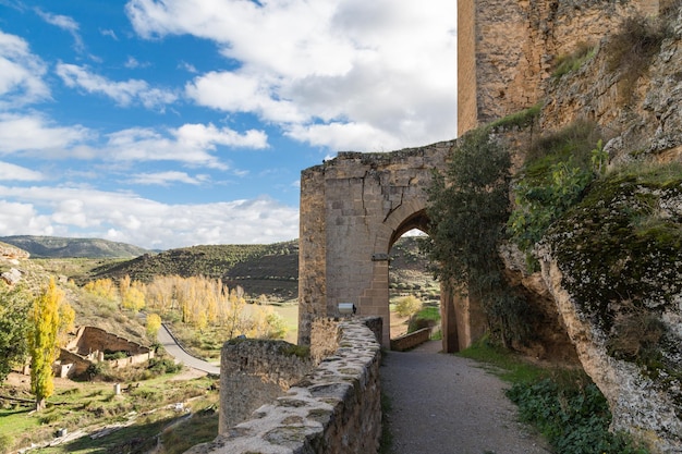 caminho na parte de trás do castelo de Zorita de los Canes Guadalajara Espanha