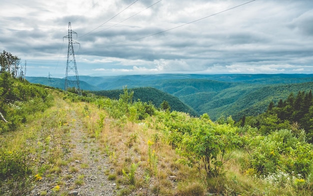 Caminho nas terras altas com montanhas verdes