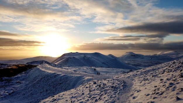 Caminho nevado nas montanhas da Islândia