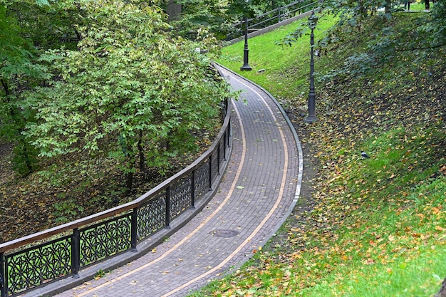 Caminho no parque da cidade de Kyiv