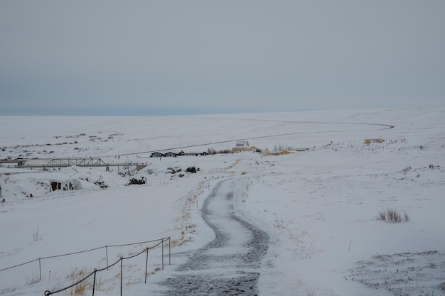 Caminho para a cachoeira Godafoss no norte da Islândia