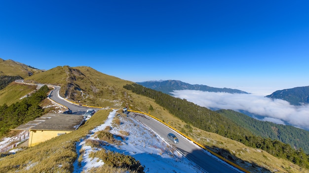 Foto caminho para a grande montanha