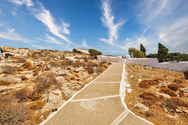 Caminho para a igreja de Panagia na ilha Grécia de Folegandros