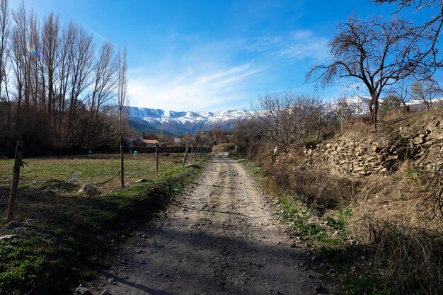 Foto caminho para a montanha coberta de neve em sierra nevada granada