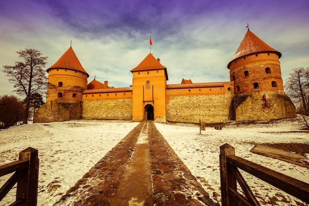 Caminho para o antigo castelo de Trakai no inverno Lituânia