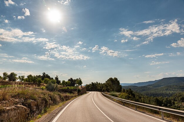 Caminho para o horizonte entre as montanhas e o verde da natureza e com o nascer do sol