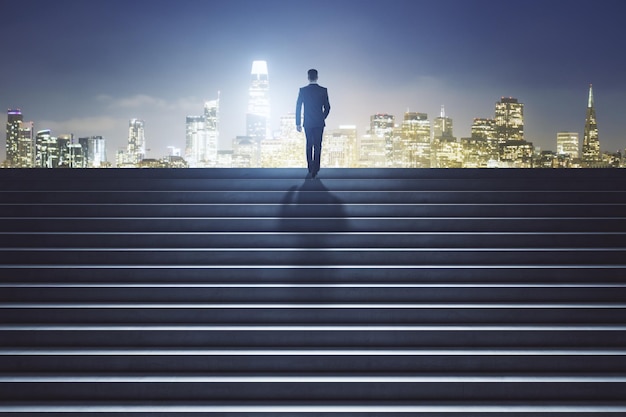 Caminho para o sucesso e o conceito de liderança com a escada da cidade de escalada no pano de fundo do horizonte da cidade à noite