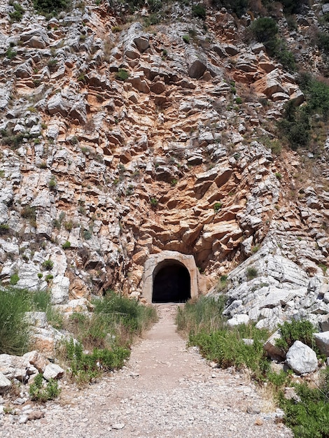 Caminho para uma caverna em petrovac, montenegro