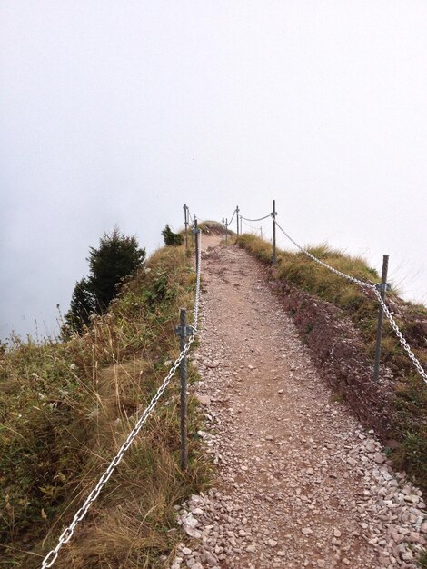 Caminho pela estrada contra o céu limpo