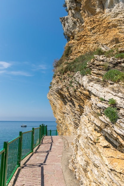 Foto caminho pitoresco para a praia de mogren em budva. montenegro.