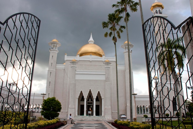 Caminho que leva à mesquita do sultão Omar Ali Saifuddin contra o céu