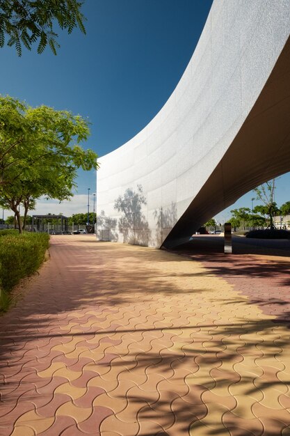 Foto caminho que leva para o edifício contra o céu