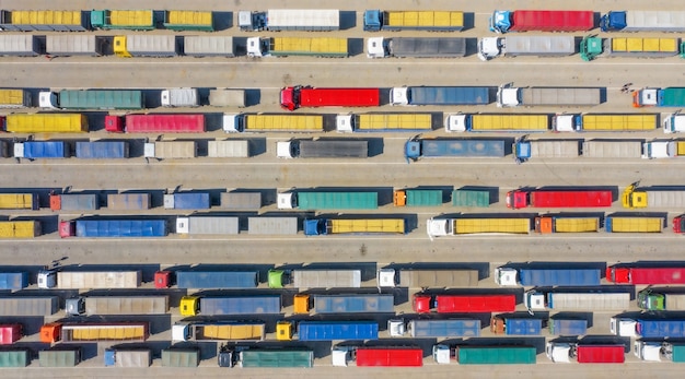 Foto caminhões em fila no terminal de carregamento. transporte de mercadorias em automóveis.