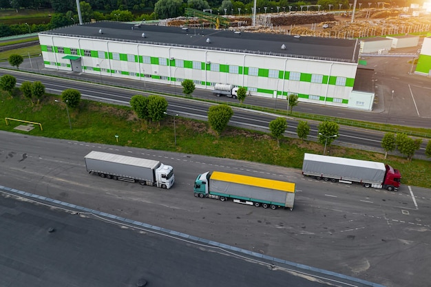 Caminhões esperando para serem carregados na vista superior do centro de logística