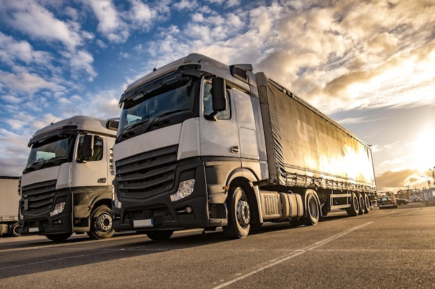 Diferentes Fazem Caminhões-caminhões Grandes Ficarem Na Fila No  Estacionamento Do Caminhão Marcado Com Linhas Foto de Stock - Imagem de  carregador, frota: 157625350