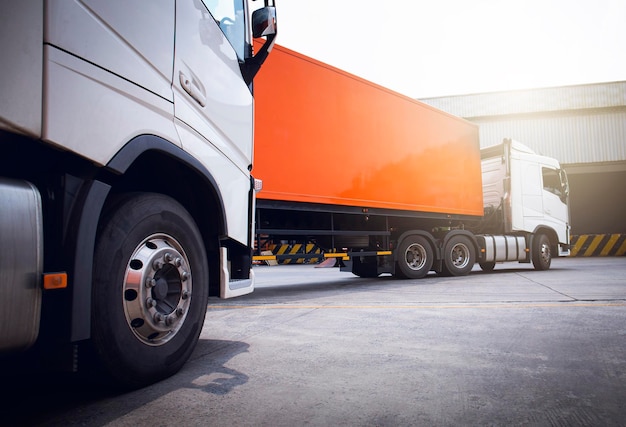 Foto caminhões semi-reboque no estacionamento transporte de carga caminhões de carga caminhões de carga transporte logística