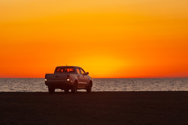 Caminhonete estacionada em frente ao Mar Negro ao pôr do sol. Natureza.