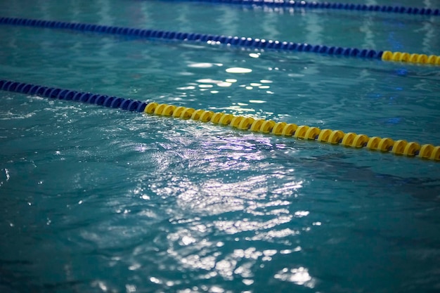 caminhos de divisão azul amarelo na piscina para natação profissional. bóia azul amarela na piscina