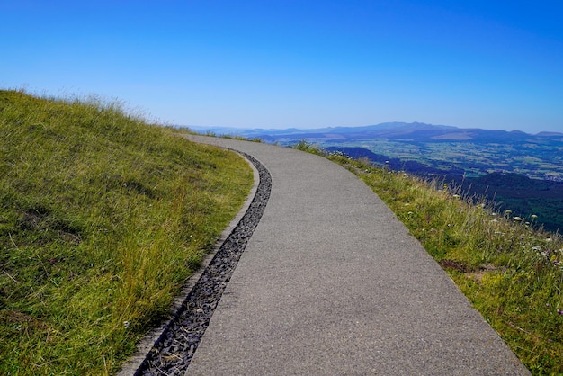 Camino de acceso en la antigua montaña francesa para ver el valle del volcán Puy de Dôme en Auvernia, Francia