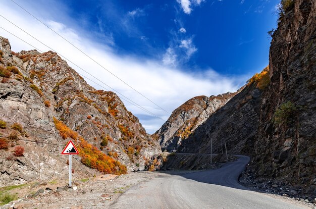 El camino al desfiladero de la montaña