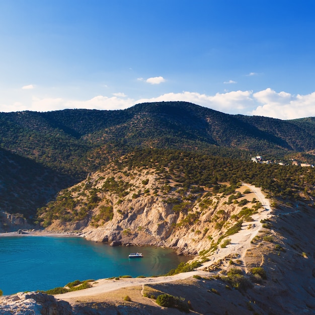 Camino al lado de la bahía azul. La península crimea, Ucrania.