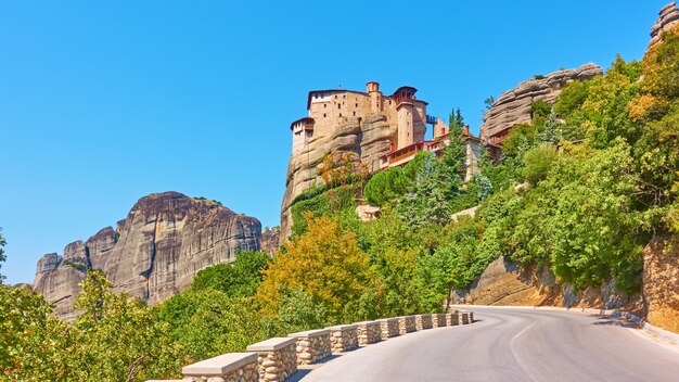 Camino al monasterio de Rousanou (Santa Bárbara) sobre la roca en Meteora, Kalabaka, Grecia