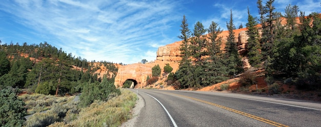 Camino al Parque Nacional Bryce Canyon a través del túnel en la roca EE. UU.