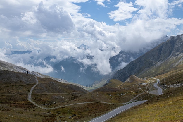 Camino al paso de montaña Colle dell Agnello o Col Agnel en los Alpes ubicados en la frontera entre Italia y Francia