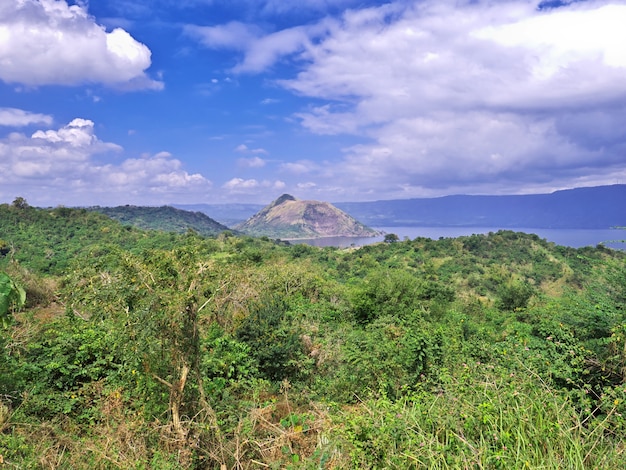 El camino al volcán Taal en Filipinas